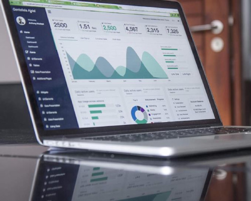 Laptop mit E-Commerce Dashboard auf dem Bildschirm Laptop mit E-Commerce Dashboard auf dem Bildschirm